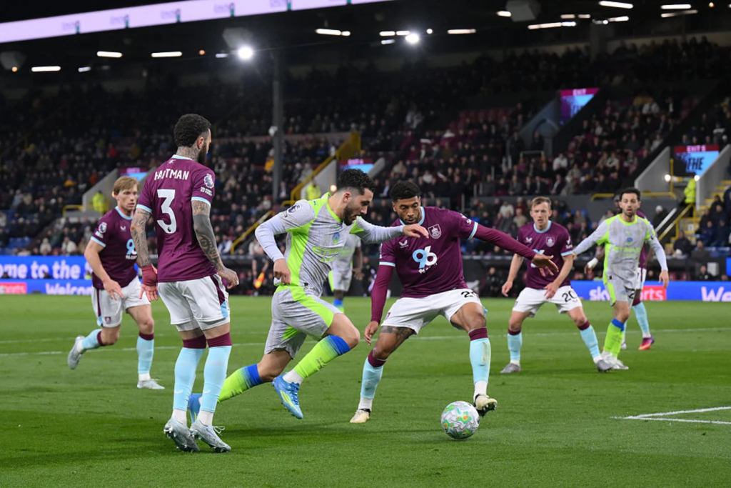 曼城前场推进突破伯恩利防线