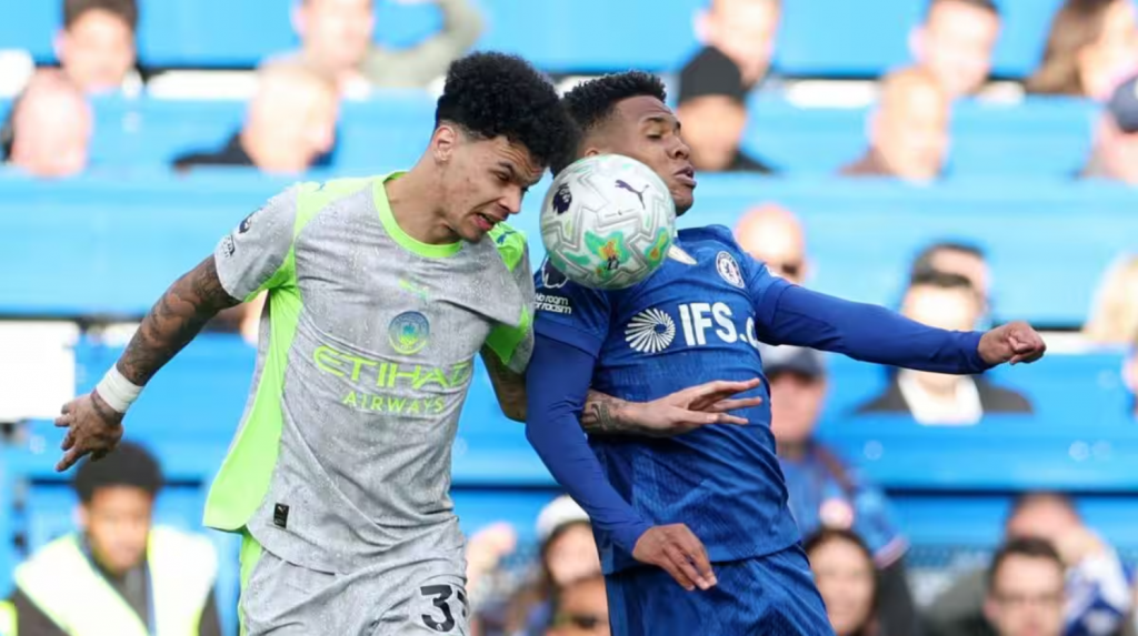 曼城球员与切尔西球员争顶瞬间