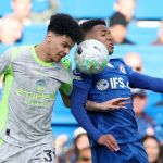 曼城球员与切尔西球员争顶瞬间