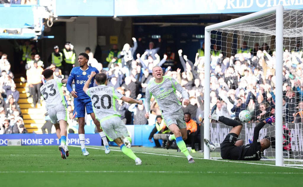 曼城客场比赛门前破门画面