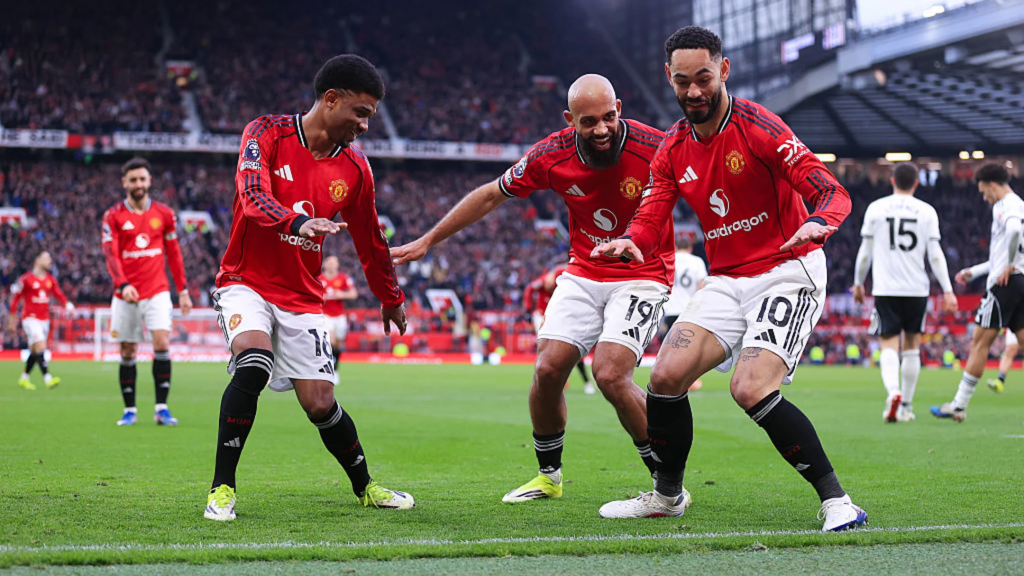 曼联球员主场庆祝进球画面