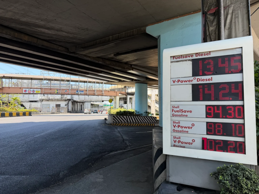 马尼拉高架桥下加油站油价显示牌