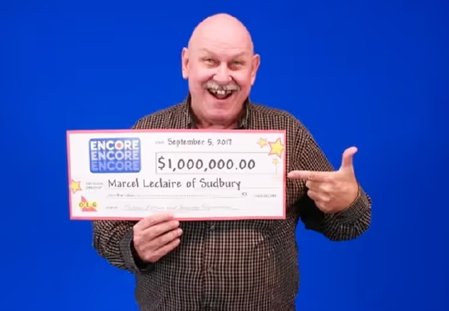 马塞尔领取2017年100万加元奖金支票