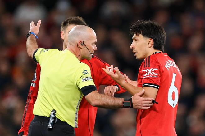 马丁内斯与主裁判交涉判罚的比赛画面