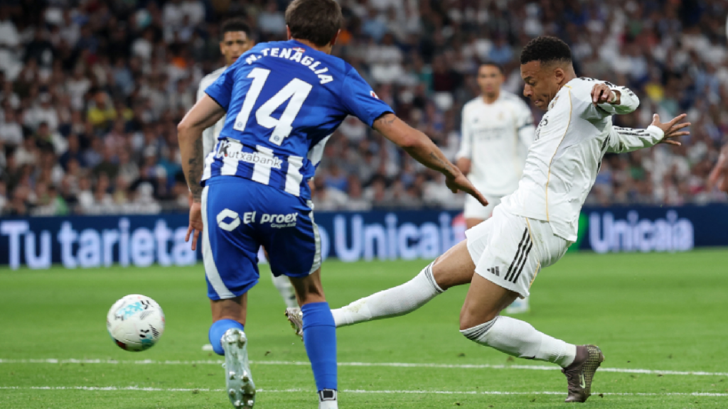 姆巴佩面对阿拉维斯防守起脚射门