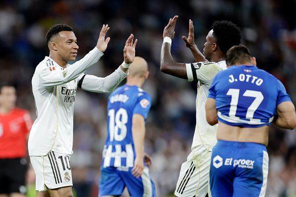 姆巴佩与维尼修斯庆祝皇马进球