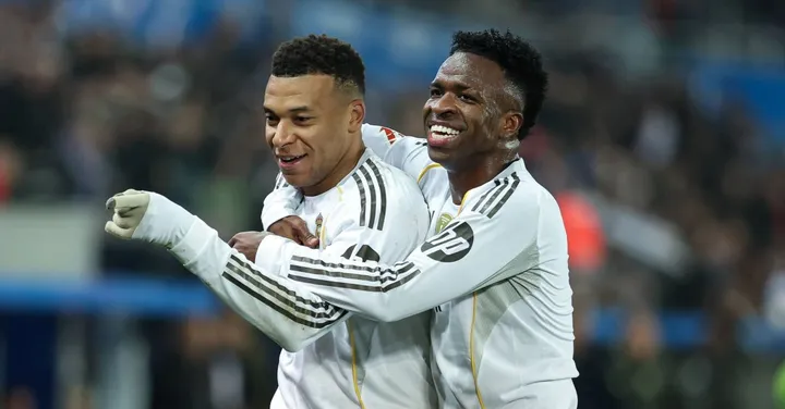 姆巴佩与维尼修斯庆祝进球比赛画面