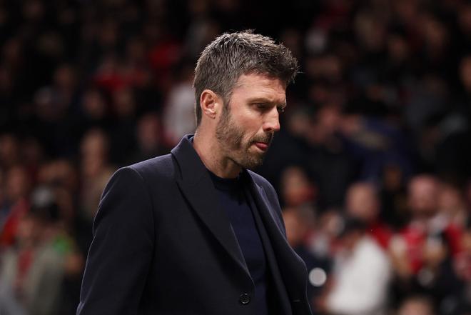 卡里克场边神情严肃目送曼联失利