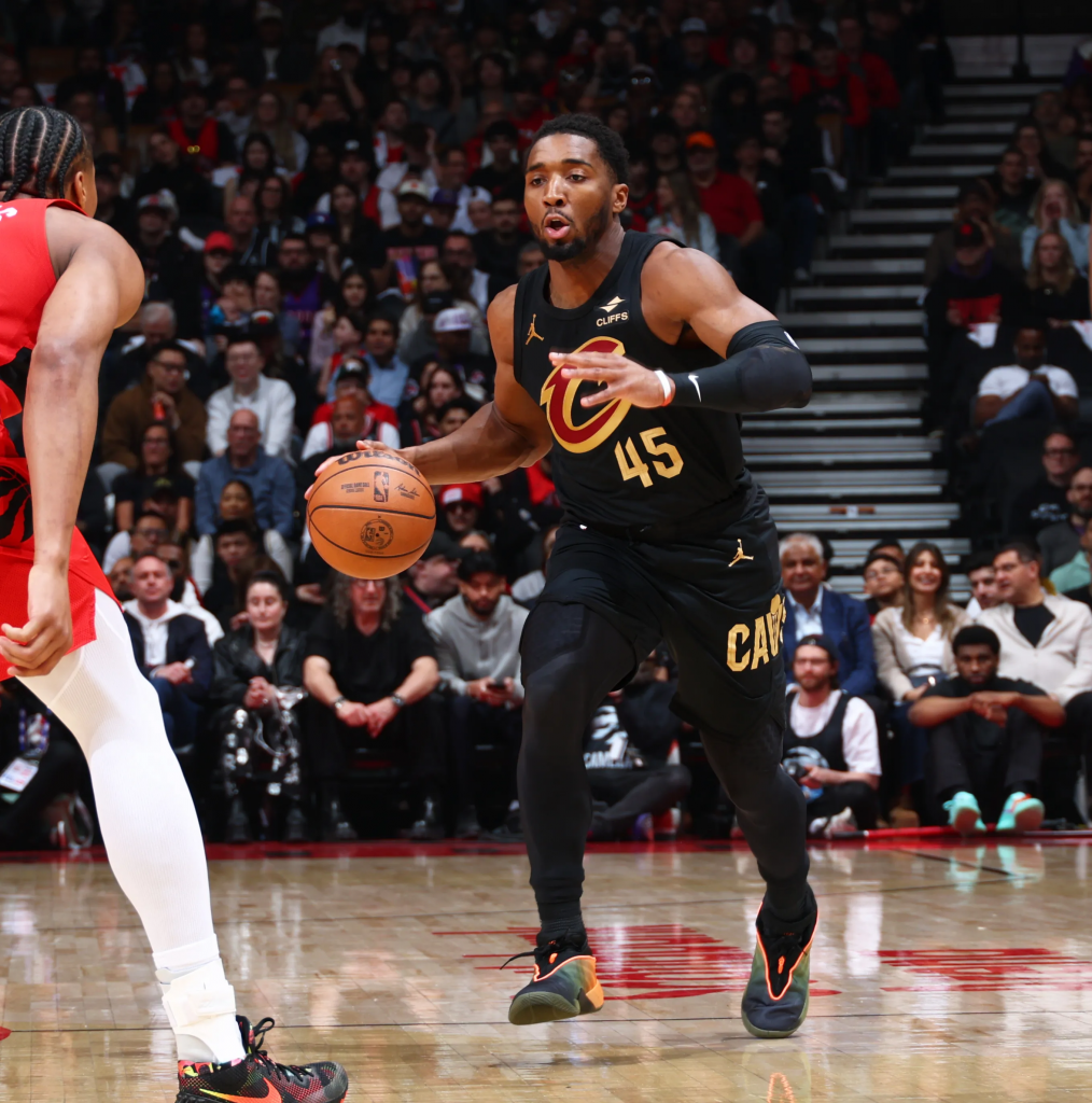 米切尔持球组织骑士进攻