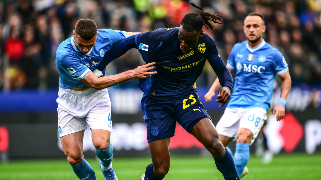 那不勒斯比赛身体对抗瞬间