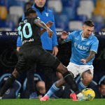 那不勒斯球员带球突破防守