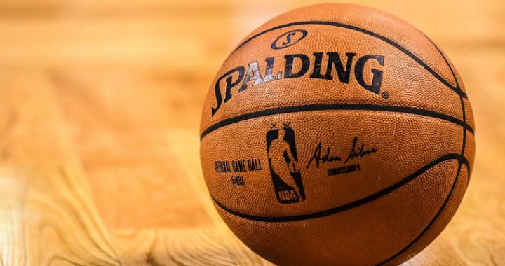 NBA篮球比赛用球置于球场地板特写画面