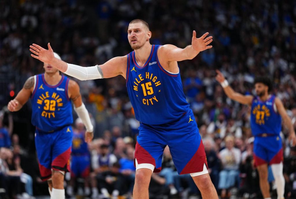 约基奇张开双臂指挥掘金进攻