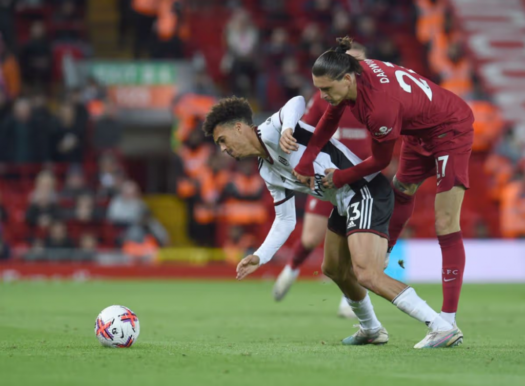 努涅斯与富勒姆球员争抢皮球