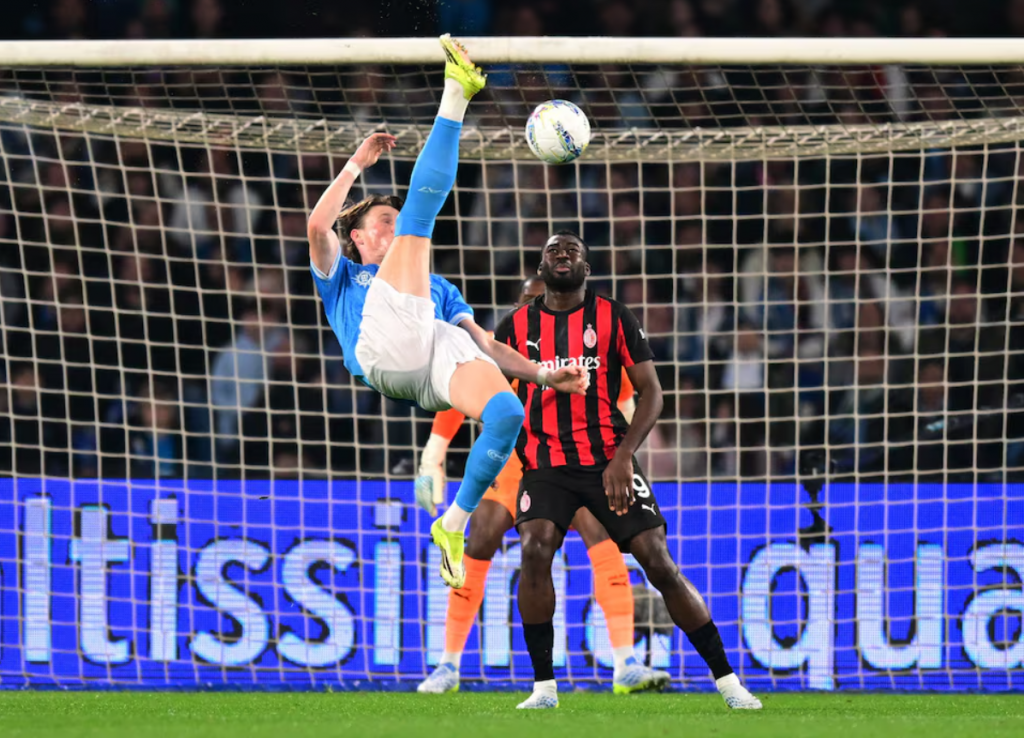 禁区内倒钩射门进攻尝试瞬间画面