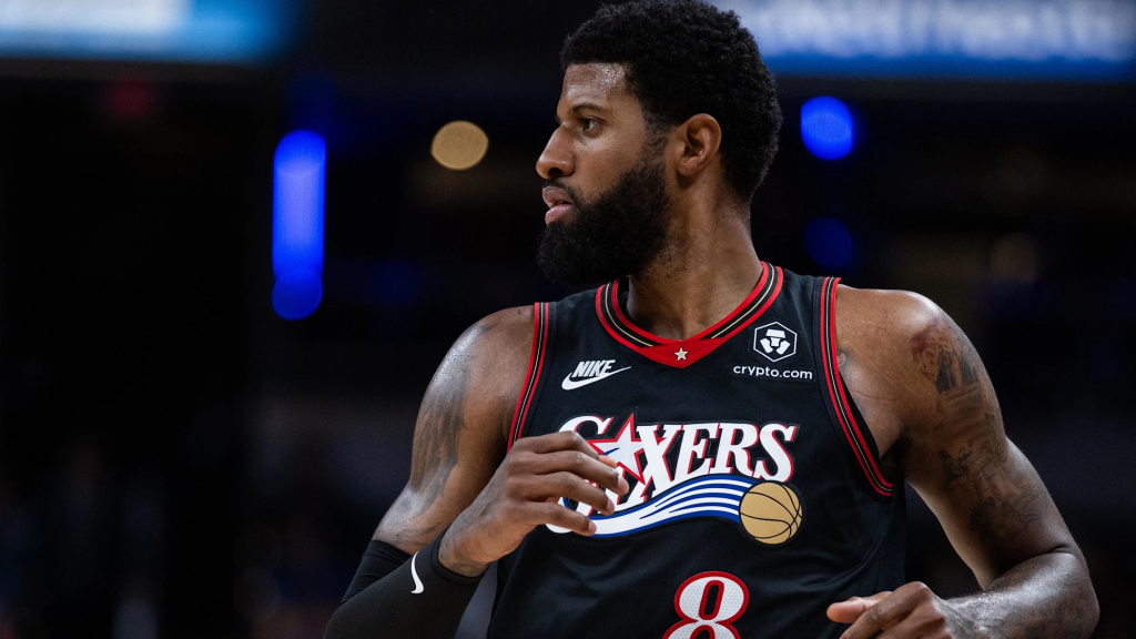 保罗·乔治比赛中侧身观察场上局势