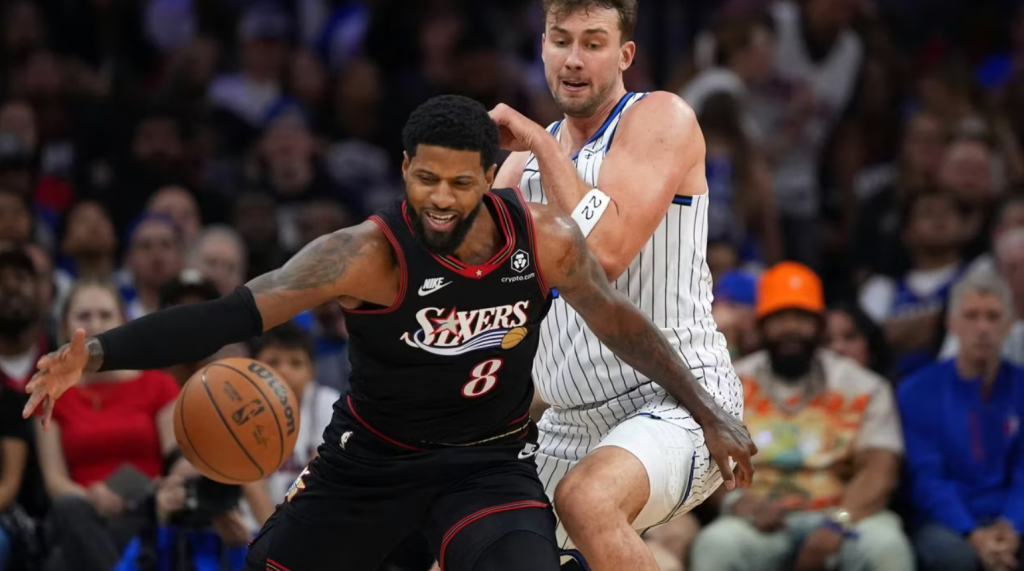 保罗乔治背身强打魔术内线防守画面