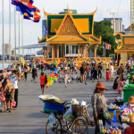 柬埔寨金边河畔市民活动与城市公共空间画面