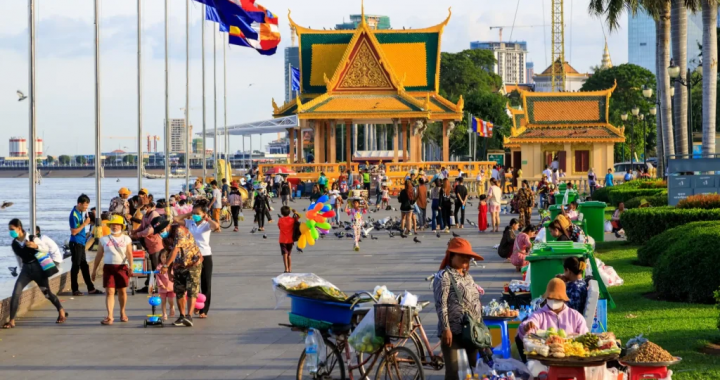 柬埔寨金边河畔市民活动与城市公共空间画面