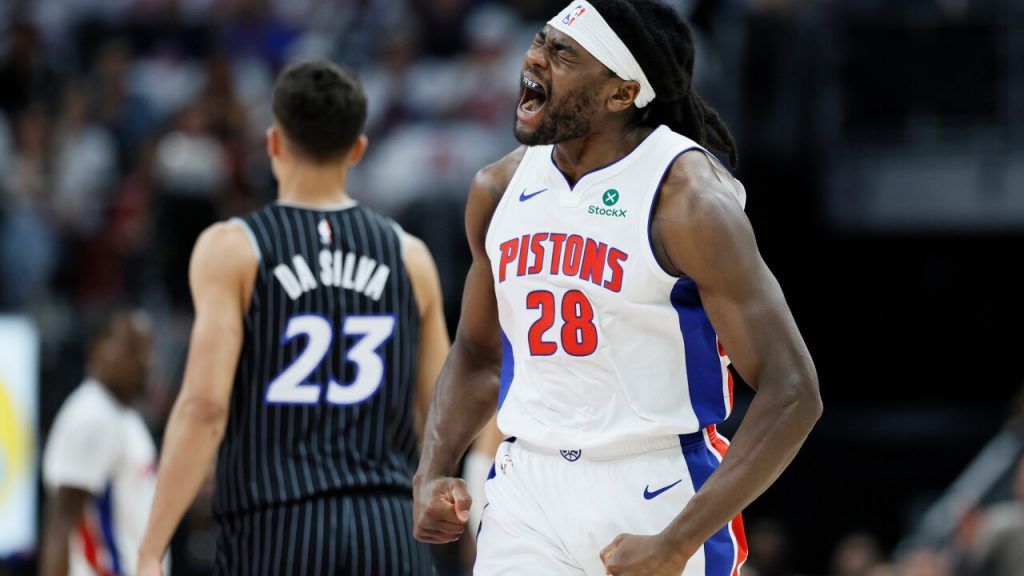 活塞球员庆祝关键回合得分