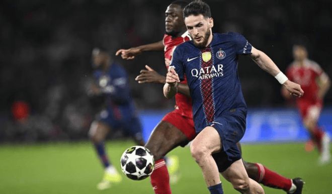 巴黎球员带球摆脱利物浦防守画面