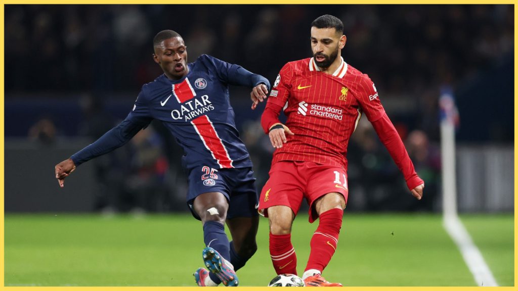 巴黎球员与利物浦前锋贴身争球画面