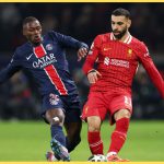 巴黎球员与利物浦前锋贴身争球画面