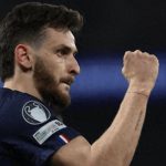 巴黎球员进球后握拳庆祝特写画面