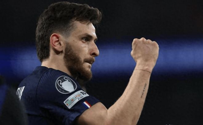 巴黎球员进球后握拳庆祝特写画面