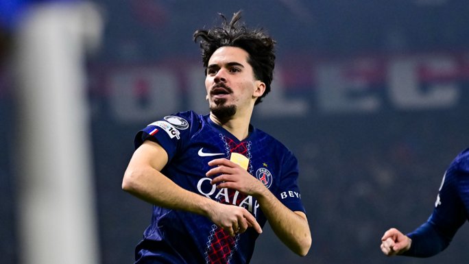 巴黎圣日耳曼球员比赛中奔跑特写