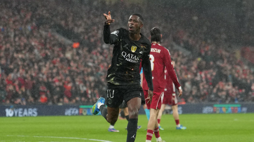 巴黎圣日耳曼球员雨战中庆祝进球