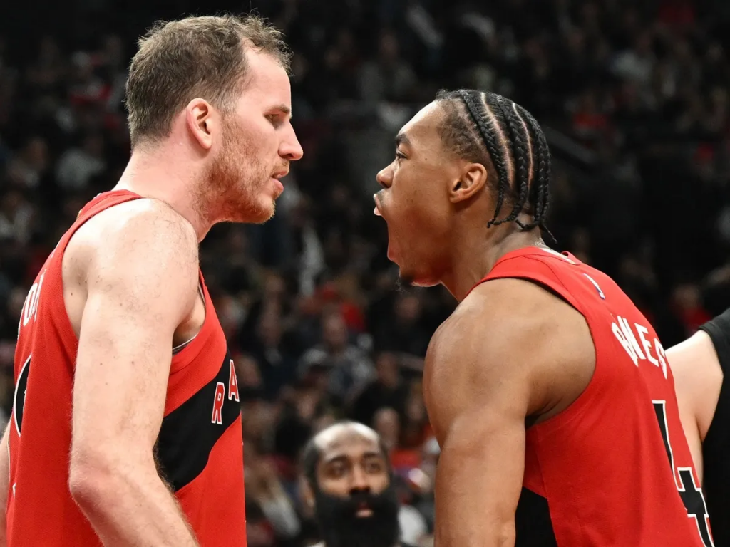 猛龙球员场上激动庆祝