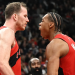 猛龙球员场上激动庆祝