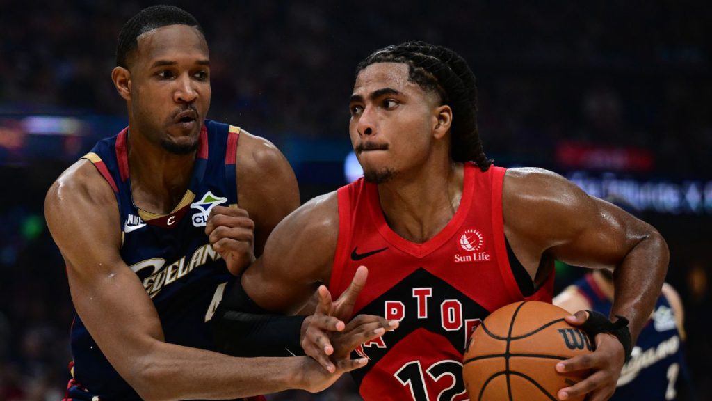 猛龙后卫背身对抗骑士