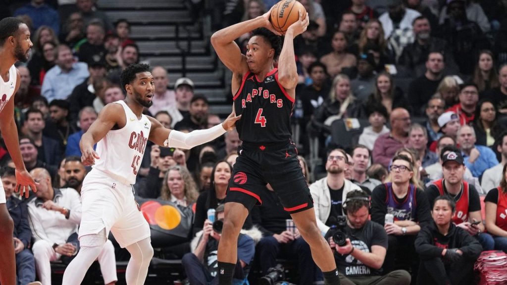 猛龙球员高举篮球寻找传球线路