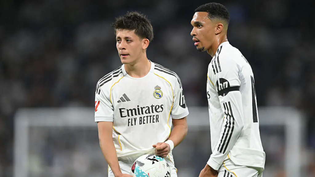 皇马球员赛前交流画面