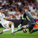 皇马前锋射门被拜仁门将关键扑救画面