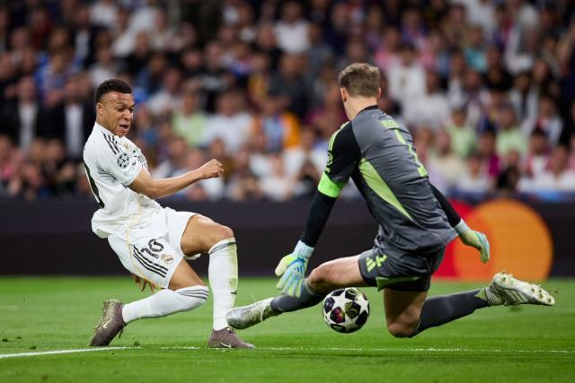 皇马前锋射门被拜仁门将关键扑救画面