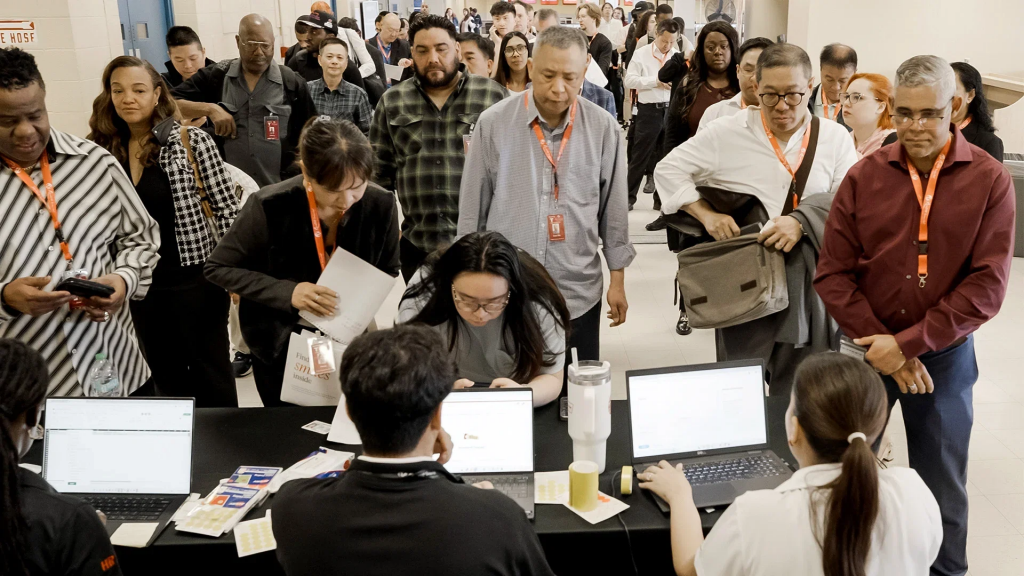 纽约云顶世界新员工办理入职现场