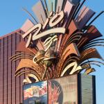 拉斯维加斯里约酒店外观招牌与建筑结构画面