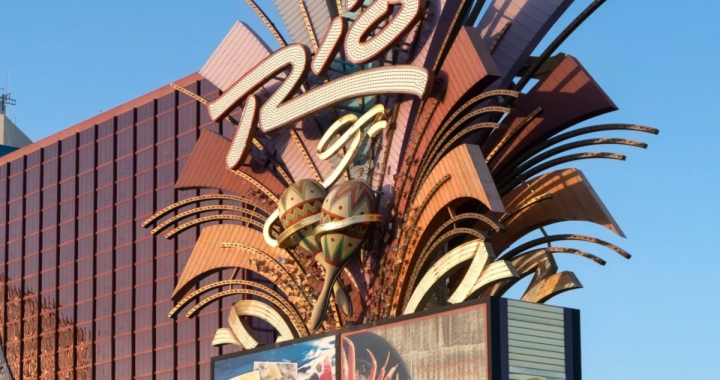 拉斯维加斯里约酒店外观招牌与建筑结构画面