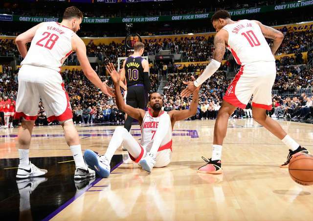 杜兰特坐在场上被队友拉起