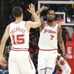 火箭球员比赛中击掌庆祝进攻配合画面