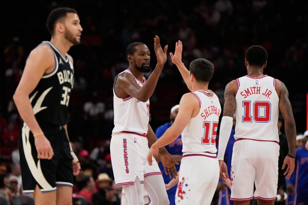 火箭球员场上互动庆祝团队配合画面