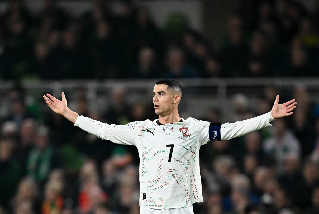 C罗在葡萄牙国家队比赛中张开双臂比赛画面