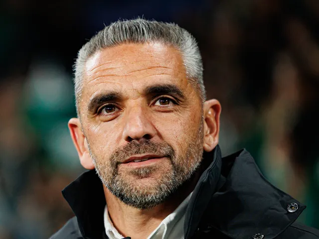 葡萄牙体育主帅鲁伊博尔热斯赛前特写