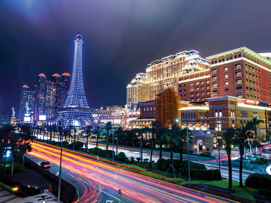 澳门巴黎人及金沙旗下综合度假村夜景画面