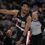 亨德森指挥队友庆祝关键表现