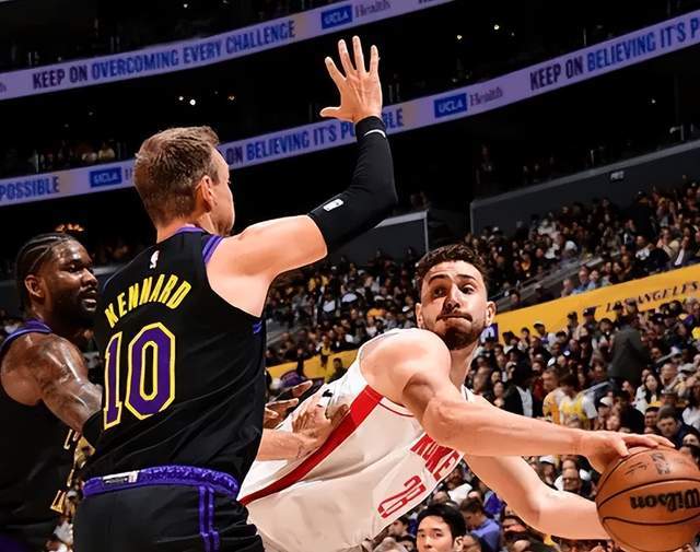 申京持球突破面对湖人防守