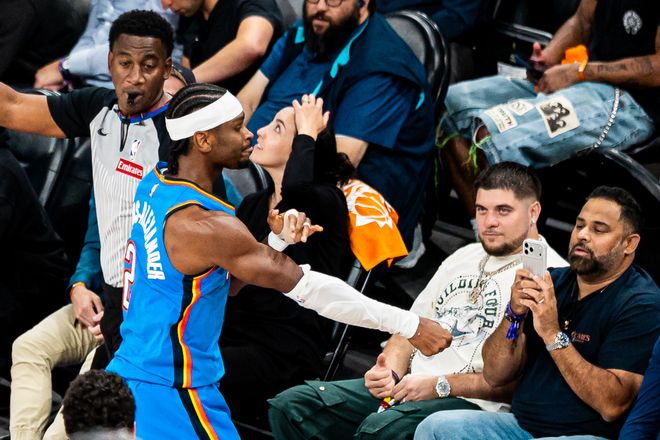 亚历山大场边与球迷互动